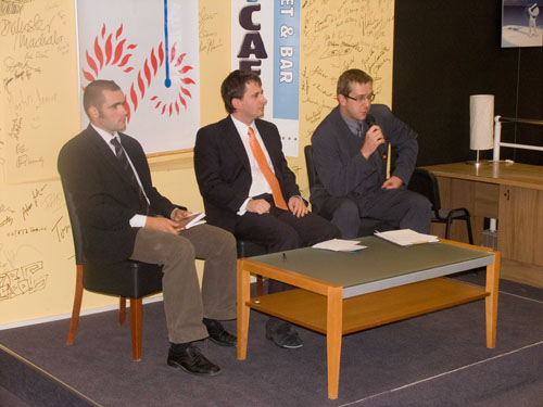 Foto: Zľava: Moderátor Peter Sokolovič, predseda Správnej rady ÚPN Ivan Petranský, Michal Milla. Foto: Zľava: Moderátor P. Sokolovič, predseda SR ÚPN I. Petranský, M. Milla.